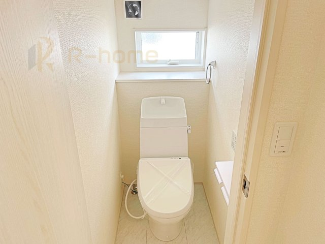 第1笠間市笠間　新築戸建て　5号棟のトイレ|温水洗浄便座付きのトイレ。
トイレが２ヵ所設置で朝の忙しい時間でも安心です。