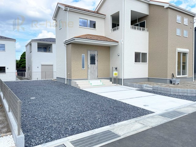 第1笠間市笠間　新築戸建て　5号棟の駐車場|カースペースは3台完備。ゲスト用のスペースも確保できますね♪