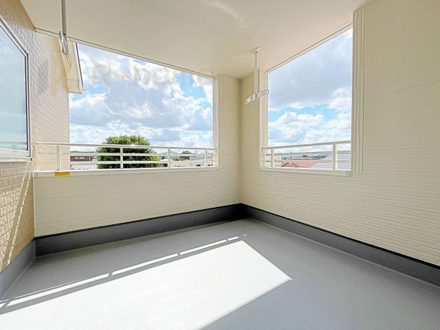 第1笠間市笠間　新築戸建て　5号棟のバルコニー|急な雨でも安心のインナーバルコニー♪忙しいご夫婦も大満足♪