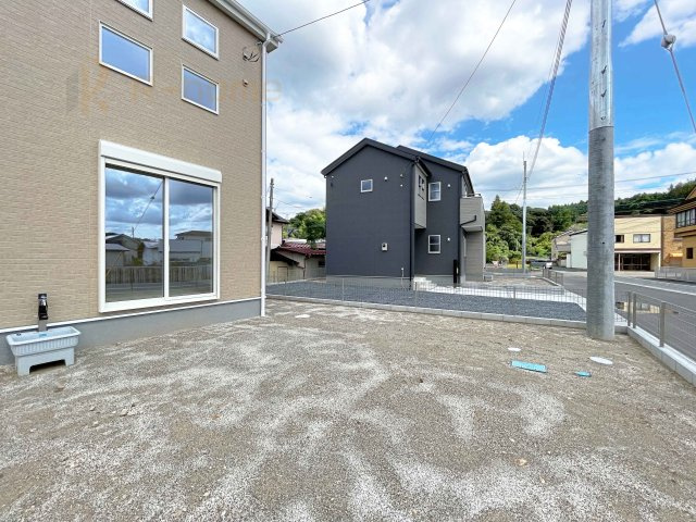 第1笠間市笠間　新築戸建て　5号棟の庭|お家時間を満喫できる広々としたお庭！立水栓付きで洗車や水やりもラクラク♪