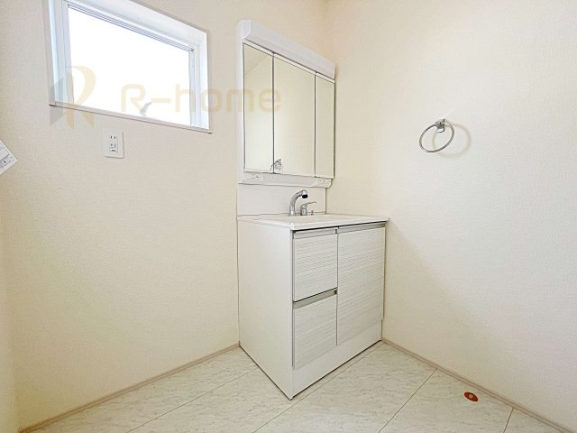 第1笠間市笠間　新築戸建て　5号棟の洗面所|清潔感溢れる洗面台は嬉しい三面鏡付き。洗剤や歯ブラシなどもすっきり収納できます♪