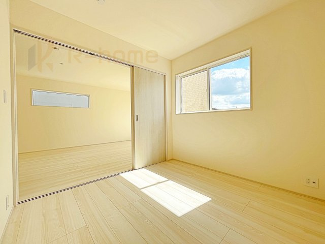 第1笠間市笠間　新築戸建て　5号棟の洋室|1階洋室はゲストルーム、キッズスペースとしても利用可能♪
開放してリビングと繋げればゆとりの大空間！