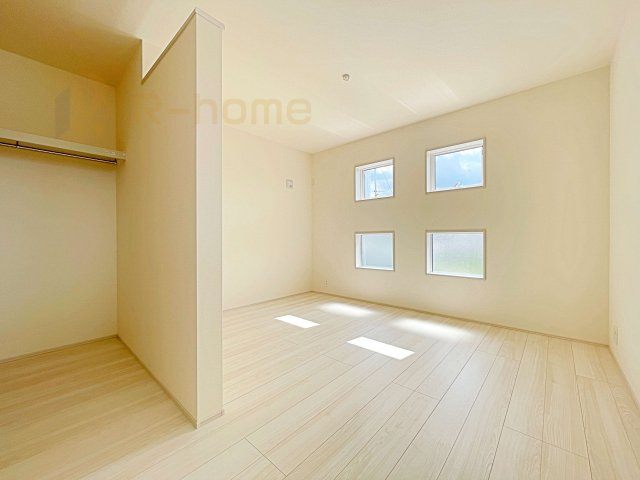 第1笠間市笠間　新築戸建て　5号棟の洋室|収納便利なウォークインクローゼット付きの洋室♪
明るく風通しの良いお部屋です♪
