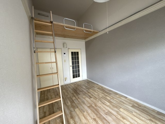 エージーコートの洋室
