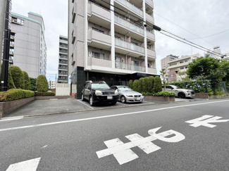 【駐車場】 | マンションの駐車場スペース。空きの有無や駐車料金、サイズ規定などについては、改めてお問い合わせください。～即日のご見学可能～　お問合せはお気軽にどうぞ。