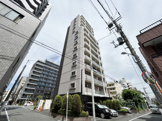 【外観】 | 手入れの行き届いた外壁やエントランスなど、「見ればわかる」レベルで清潔感を保ったマンションです。築年数を感じさせない姿で皆様をお出迎えします。～即日のご見学可能～　お問合せはお気軽にどうぞ。