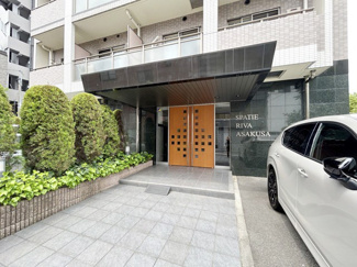 【エントランス】 | オートロックを備えた、マンションのエントランス。やはりセキュリティの観点は欠かすことができません。皆様を“安全”に送り出し、出迎えてくれます。～即日のご見学可能～　お問合せはお気軽にどうぞ。