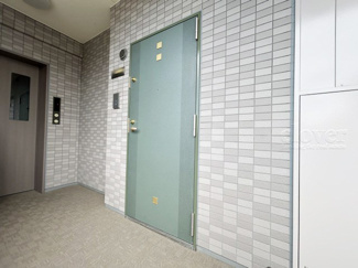 【その他共用部分】 | ダブルロック式の玄関ドアが皆様をお出迎え。お部屋のセキュリティの観点からも、うれしい設備ですね。玄関の色もシックで良い感じです。～即日のご見学可能～　お問合せはお気軽にどうぞ。