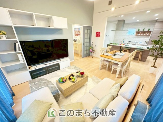 宇都宮市鶴田町　NordicStyleモデルハウスの居間・リビング|オープンでのびやかな空間を生み出す、こだわりの広がりとゆとり。家族と過ごす時間を大切にしたい方にぴったりの明るくゆとりある住空間です。
