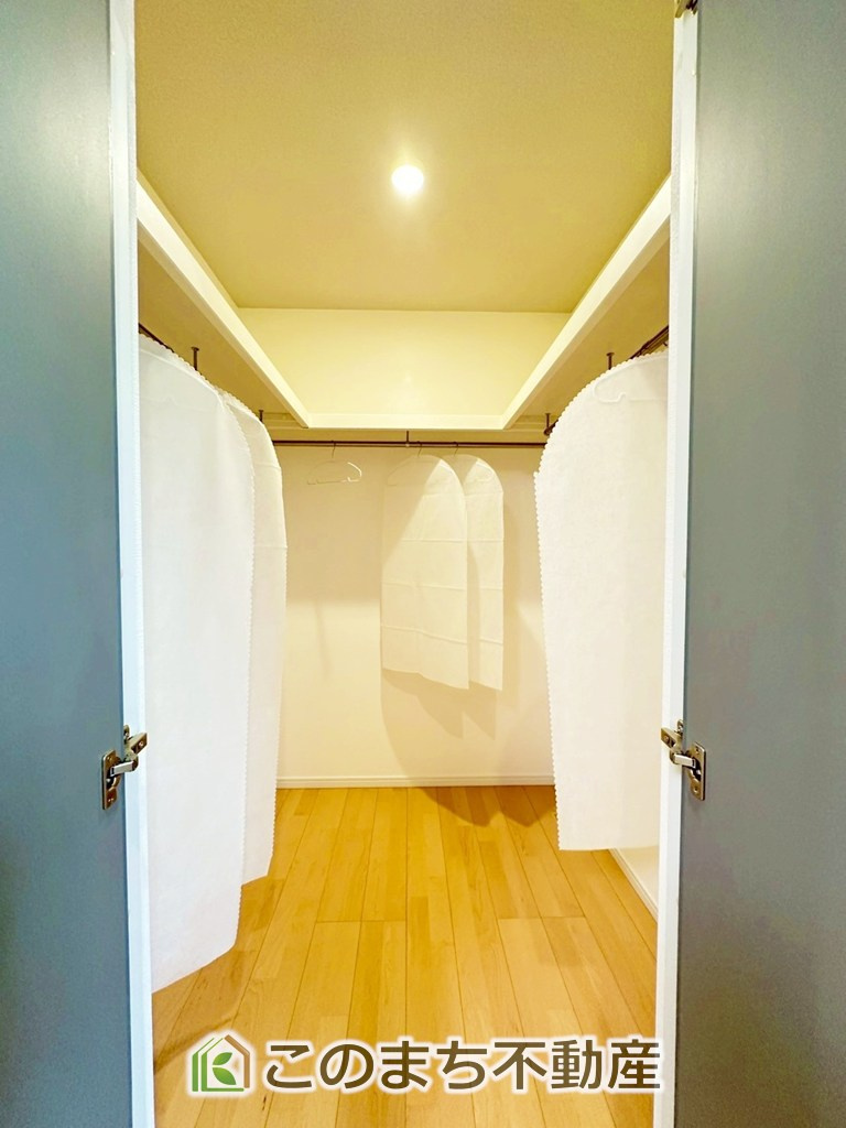 宇都宮市鶴田町　NordicStyleモデルハウスの収納|"主寝室には収納を多めに設置しております。
私服からスーツまでご夫婦お二人分の収納も可能ですね！