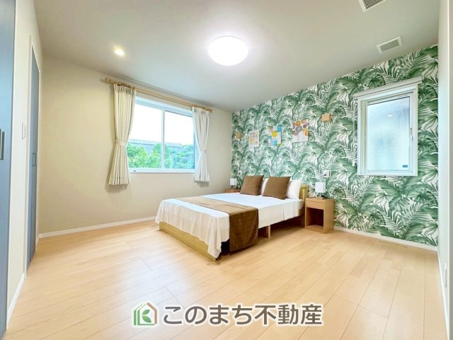 宇都宮市鶴田町　NordicStyleモデルハウスの洋室|陽光がふんだんに降り注ぐお部屋です。陽だまりの空間で、プライベートなお家時間も快適にお過ごしいただけます♪

