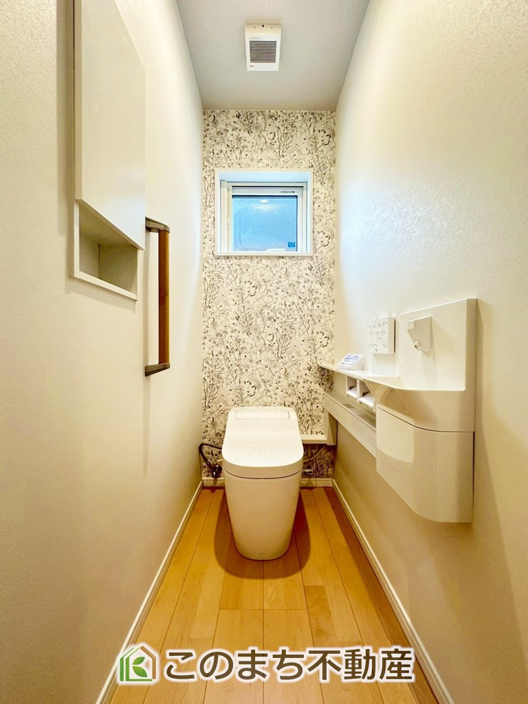 宇都宮市鶴田町　NordicStyleモデルハウスのトイレ|小窓から換気ができて清潔なトイレスペース☆ウォシュレット搭載です！
