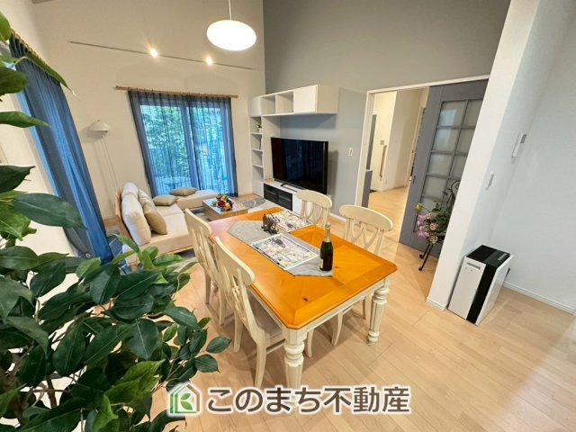 宇都宮市鶴田町　NordicStyleモデルハウスの居間・リビング|"ＬＤＫは家族団欒スペースとしては十分な広さです！
大きいダイニングテーブル、カウチ付きソファ、大型ＴＶも気兼ねなく配置可能！！