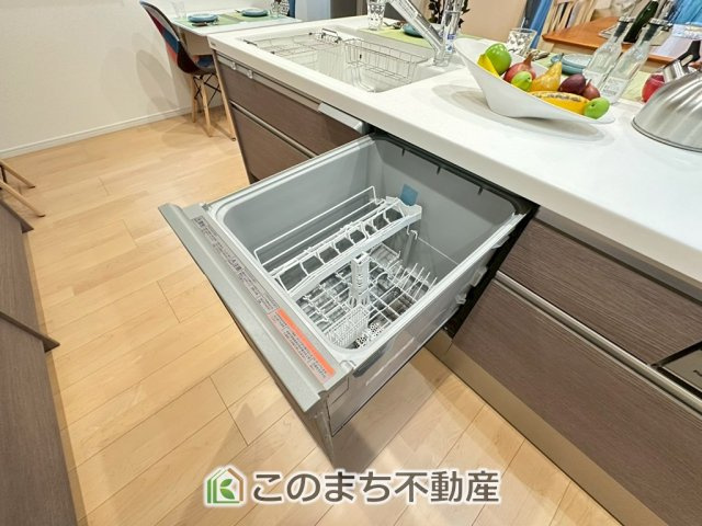 宇都宮市鶴田町　NordicStyleモデルハウスの設備|あったらいいなの代表的な設備である食洗機。ビルトイン型で、おさまりもよく、使い勝手も良好です。料理をするのは好きだけど、後片付けは苦手な方に重宝します。洗う手間がないので、時間を有効に使えますね。
