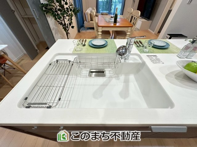 宇都宮市鶴田町　NordicStyleモデルハウスの設備|ビルトイン型浄水器を内蔵したキッチン水栓。お米を研いだり、野菜を洗ったりするときなど用途に応じてワンタッチで浄水に切り替えが可能です。カートリッジ式なので、フィルターを簡単に交換する事が出来ます。
