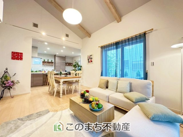 宇都宮市鶴田町　NordicStyleモデルハウスの居間・リビング|時間のゆとりと空間、暖かな陽光がもたらす光と風を独占してください。新しい暮らしが始まります。
