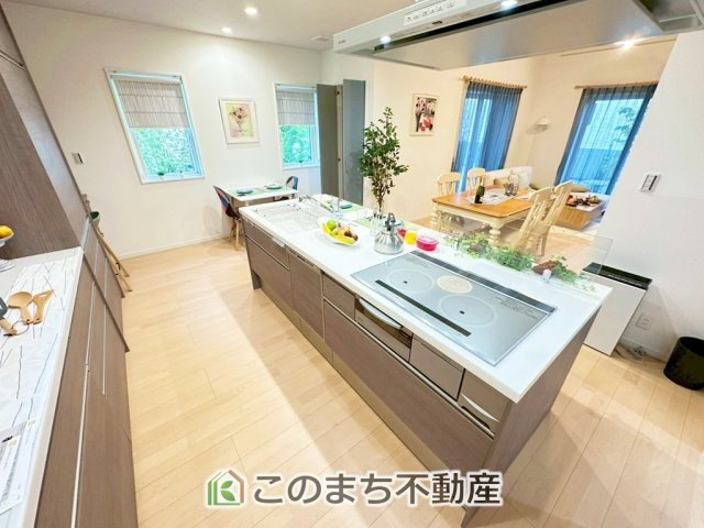 宇都宮市鶴田町　NordicStyleモデルハウスのキッチン|"■広いアイランドキッチン■
大型の冷蔵庫やレンジボードもしっかり置ける広々としたキッチンスペースが大事。
ゆとりある空間で作業ができるとお料理の腕も日に日に上がりそうな気がしてきます。"
