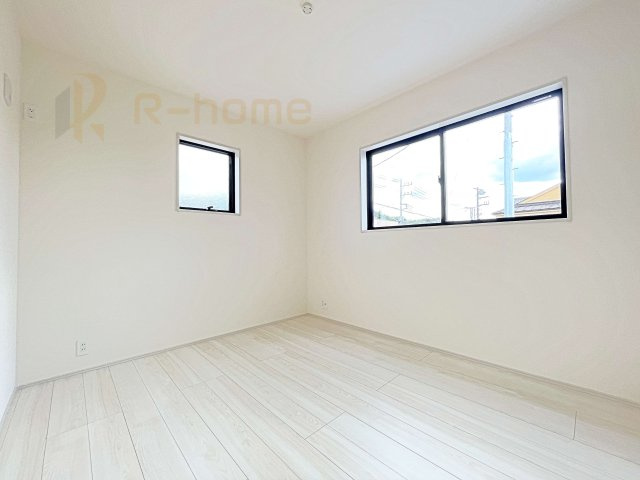 第1笠間市笠間　新築戸建て　7号棟の洋室|2面窓の風通しの良い洋室です♪差し込む暖かな陽当たりで、室内がくつろげる空間に早変わりです♪