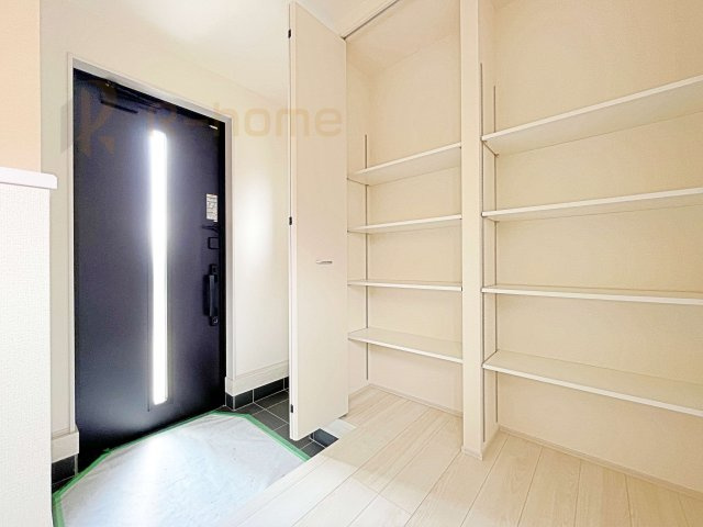 第1笠間市笠間　新築戸建て　7号棟の玄関|気持ちよくご家族やゲストを送迎できる穏やかな雰囲気の玄関♪大きな下駄箱で玄関廻りスッキリ♪