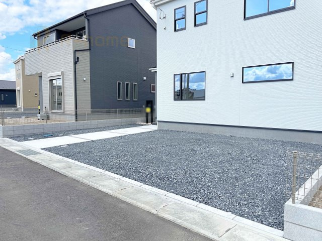 第1笠間市笠間　新築戸建て　7号棟の駐車場|カースペースは3台完備。ゲスト用のスペースも確保できますね♪
