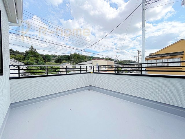 第1笠間市笠間　新築戸建て　7号棟のバルコニー|奥行きのあるバルコニーは、お子様をプールで遊ばせたり、カフェテラス風にしたり多目的に利用できます♪