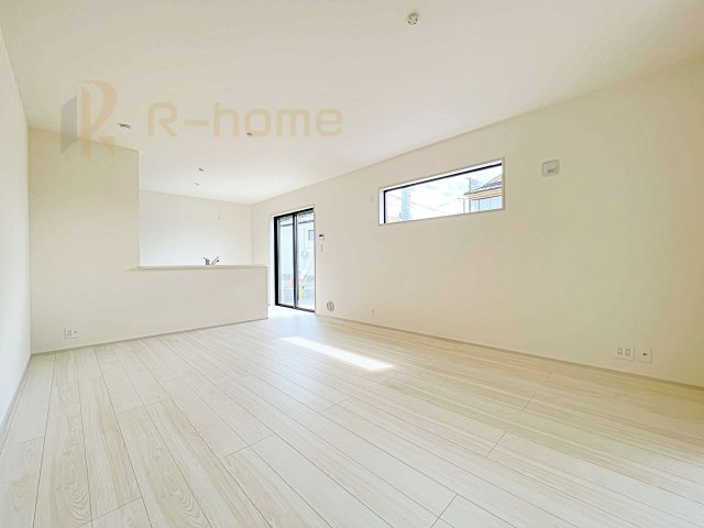 第1笠間市笠間　新築戸建て　7号棟の居間・リビング|広くて明るいＬＤＫ♪ ゆったりくつろげるリビングスペースで、ご家族皆様の笑顔が溢れます。