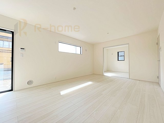 第1笠間市笠間　新築戸建て　7号棟の居間・リビング|たっぷりの陽光が注ぎ込む明るいリビング♪隣接の洋室を開放すると更なる大空間に変身♪