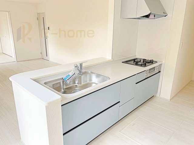 第1笠間市笠間　新築戸建て　7号棟のキッチン|料理をしながら家族とコミュニケーションが取れる対面式システムキッチン。