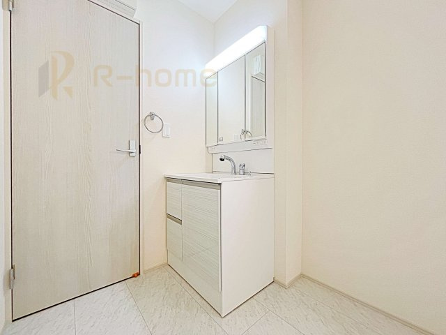 第1笠間市笠間　新築戸建て　7号棟の洗面所|清潔感溢れる洗面台は嬉しい三面鏡付き。洗剤や歯ブラシなどもすっきり収納できます♪