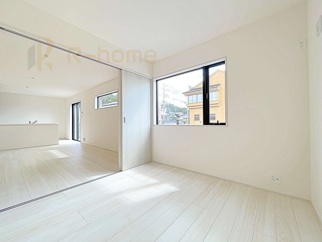 第1笠間市笠間　新築戸建て　7号棟の洋室|1階洋室はゲストルーム、キッズスペースとしても利用可能♪
開放してリビングと繋げればゆとりの大空間！