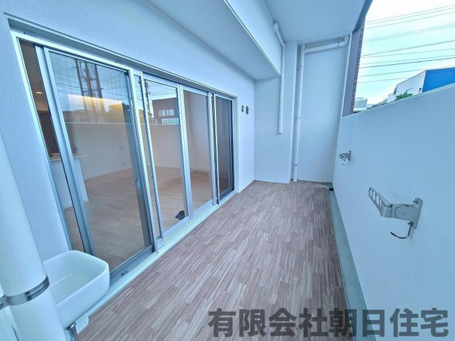 【バルコニー】 | ヴェルディ東朝日町 | 開放的で明るい空間を演出してくれるバルコニーです