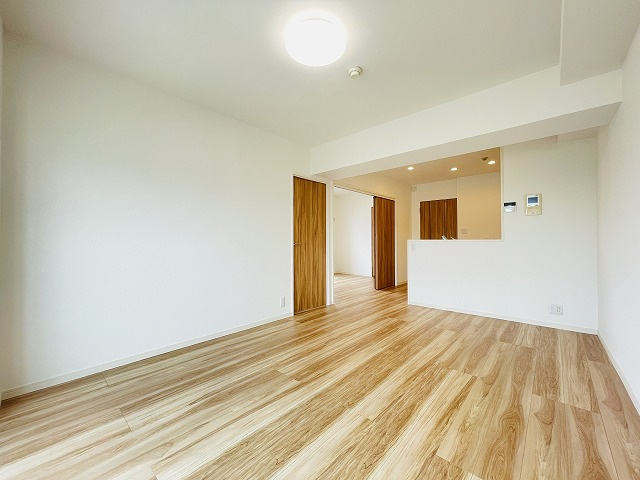 【居間・リビング】 | ライオンズマンション博多南 | ホワイトの壁とナチュラルなフローリングで、あたたかみのある空間に仕上がりました