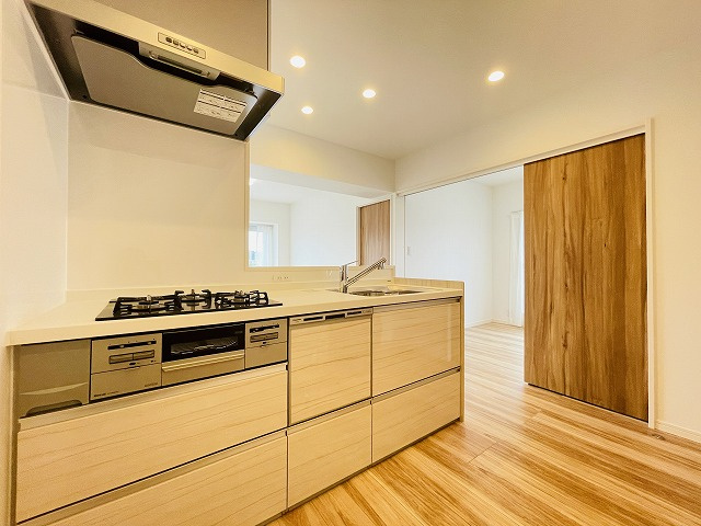 【キッチン】 | ライオンズマンション博多南 | 対面キッチンはリビングが見渡せて家族とコミュニケーションを取りやすいこともメリットです