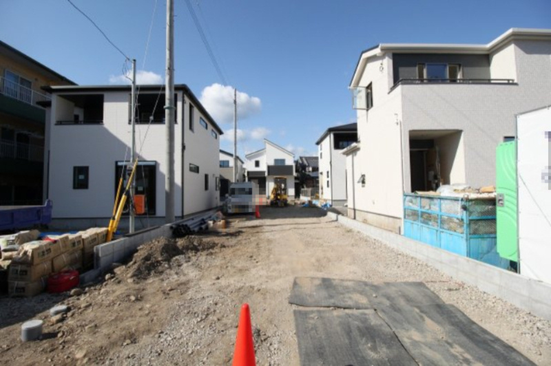 香美市土佐山田町宝町4丁目　1号棟　【内覧可能】（全5区画）　新築戸建の前面道路含む現地写真