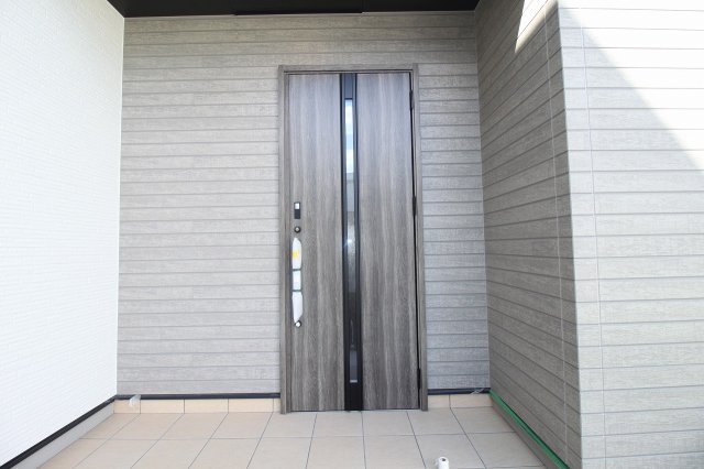 香美市土佐山田町宝町4丁目　1号棟　【内覧可能】（全5区画）　新築戸建の玄関