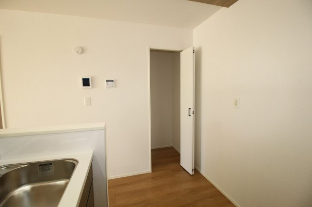 香美市土佐山田町宝町4丁目　1号棟　【内覧可能】（全5区画）　新築戸建の収納|パントリー