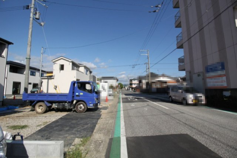 香美市土佐山田町宝町4丁目　1号棟　【内覧可能】（全5区画）　新築戸建の前面道路含む現地写真
