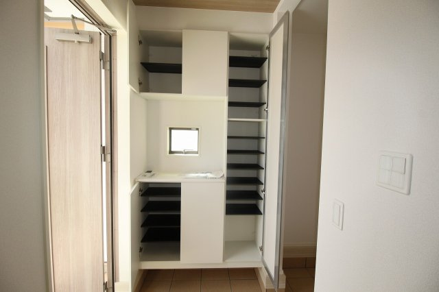 香美市土佐山田町宝町4丁目　2号棟（全5区画）　新築戸建の収納|玄関収納