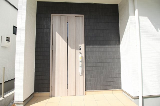 香美市土佐山田町宝町4丁目　2号棟　【内覧可能】（全5区画）　新築戸建の玄関