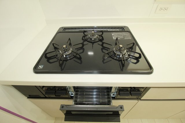 香美市土佐山田町宝町4丁目　2号棟（全5区画）　新築戸建のキッチン|３口コンロ