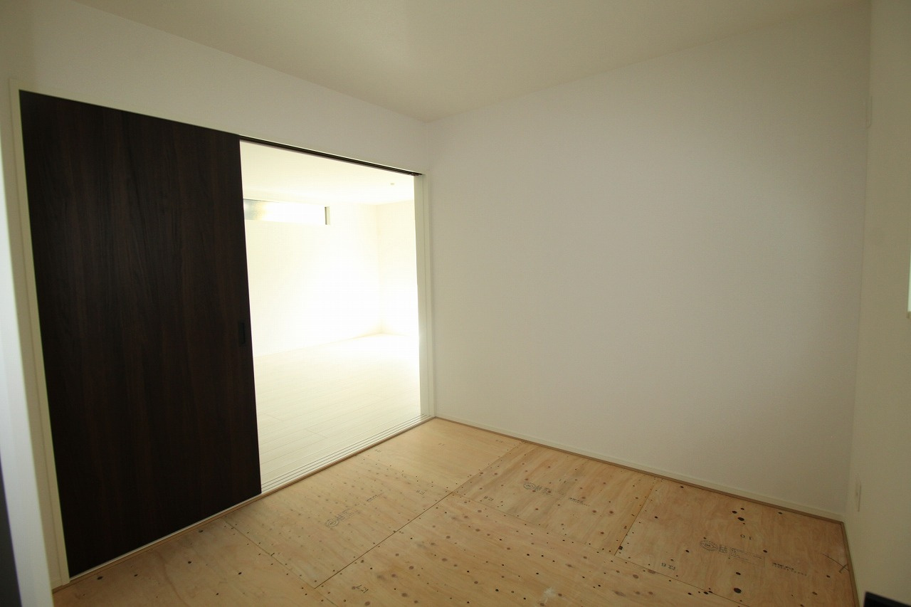 香美市土佐山田町宝町4丁目　2号棟　【内覧可能】（全5区画）　新築戸建の和室|1F　和洋室　4.5帖