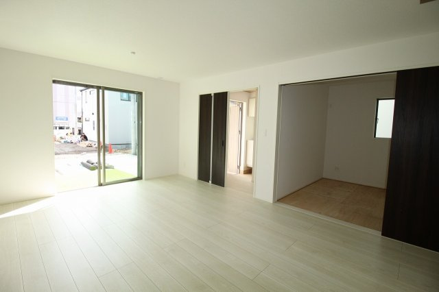 香美市土佐山田町宝町4丁目　2号棟　【内覧可能】（全5区画）　新築戸建の居間・リビング|LDK　16.0帖