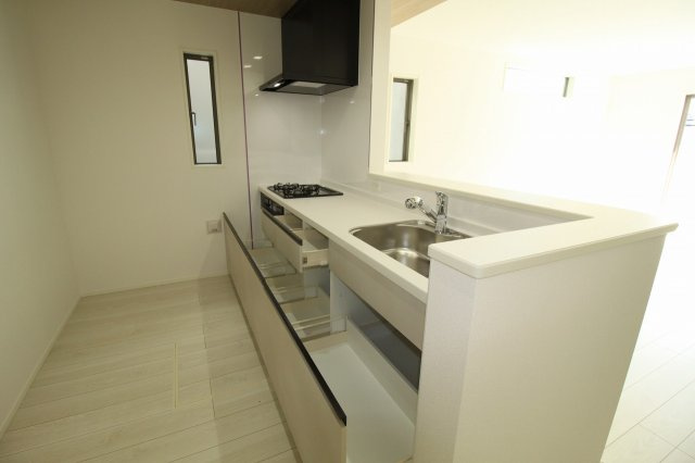 香美市土佐山田町宝町4丁目　2号棟　【内覧可能】（全5区画）　新築戸建のキッチン