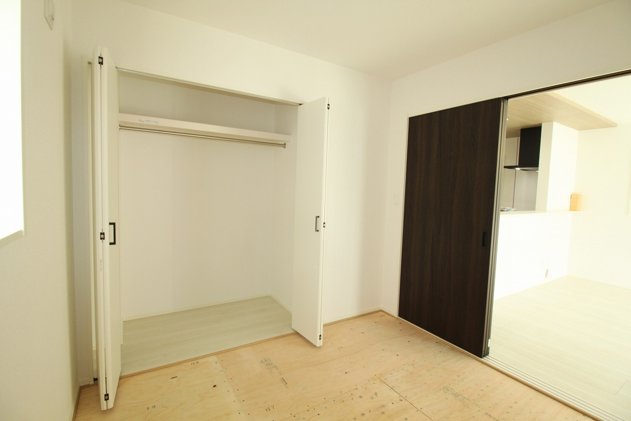 香美市土佐山田町宝町4丁目　2号棟　【内覧可能】（全5区画）　新築戸建の和室|1F　和洋室　4.5帖