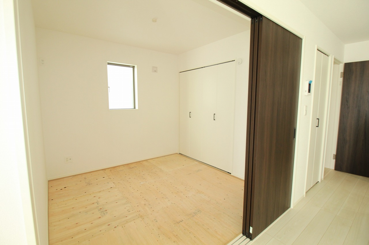 香美市土佐山田町宝町4丁目　2号棟　【内覧可能】（全5区画）　新築戸建の和室|1F　和洋室　4.5帖