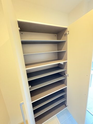 セレニティコートⅠの収納|写真は同建物の別部屋を参考に掲載しております。