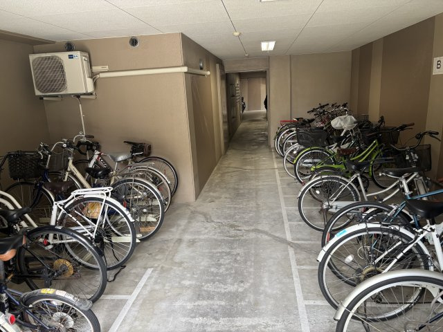 エイルマンション諏訪野町の駐車場