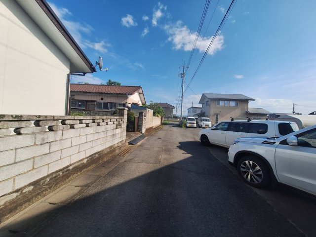 高崎市新保田中町売土地 1区画の前面道路含む現地写真