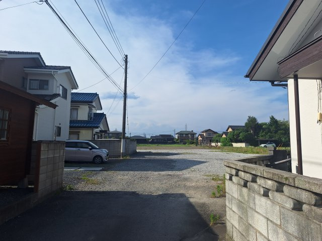 高崎市新保田中町売土地 1区画の前面道路含む現地写真