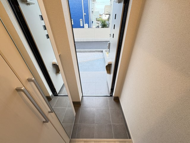 セレニティコートⅠの玄関|写真は同建物の別部屋を参考に掲載しております。